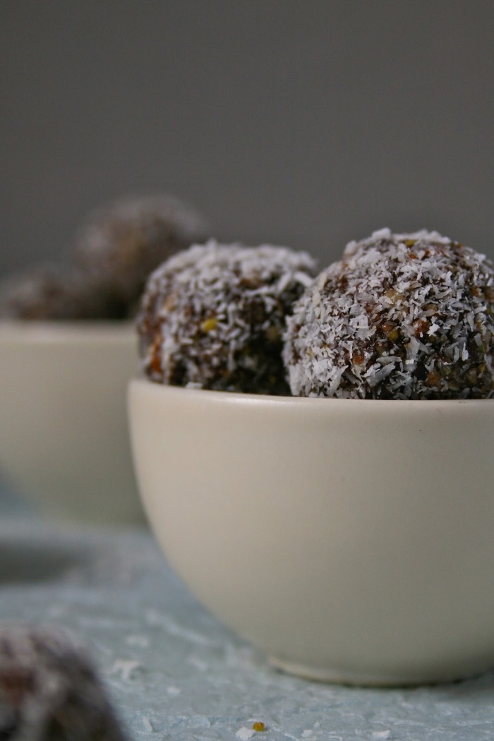 Healthy date balls with nuts. 