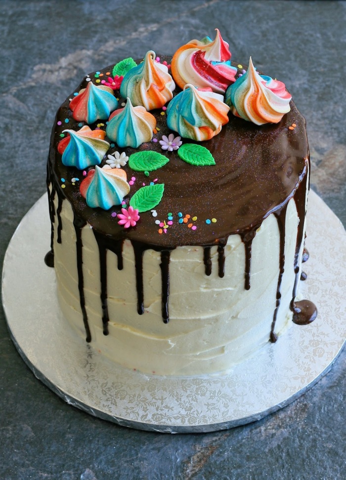 Drip cake topped with meringues. 